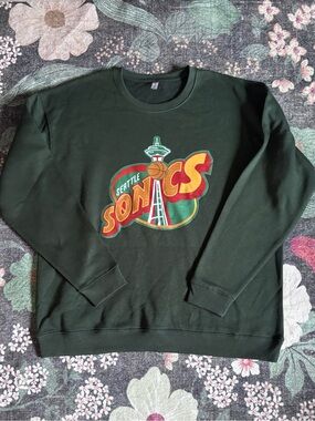 NWOT Seattle SuperSonics Dark Green Graphic Crewneck Sweatshirt